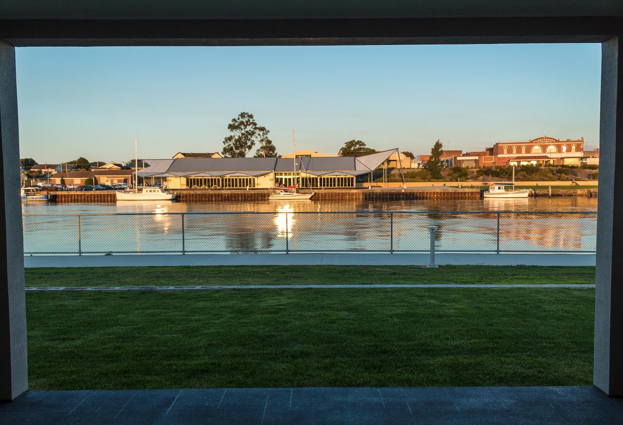 Ulverstone Waterfront Apartments Экстерьер фото